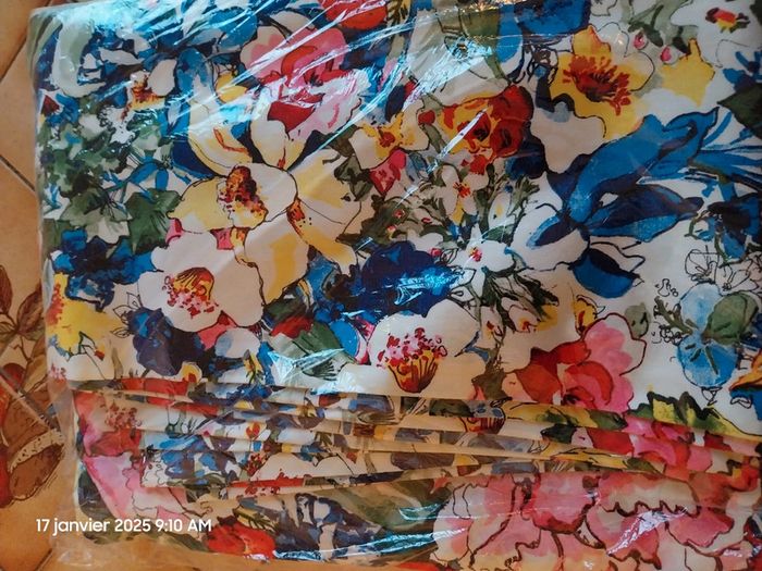 Tissu satin coton imprimé fleurs luxuriantes jaune, bleu et rose – Mondial Tissus 5 m x 1.45 m - photo numéro 8