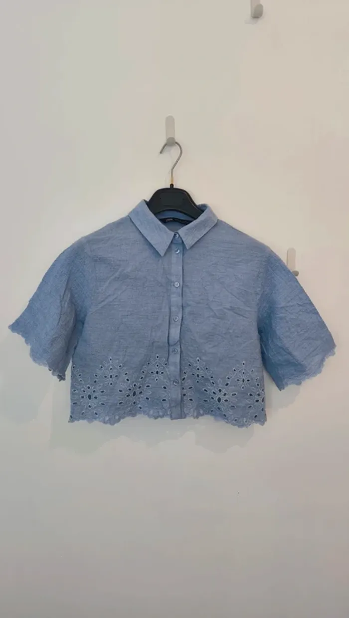 Chemise crop top bleue broderie anglaise - photo numéro 2