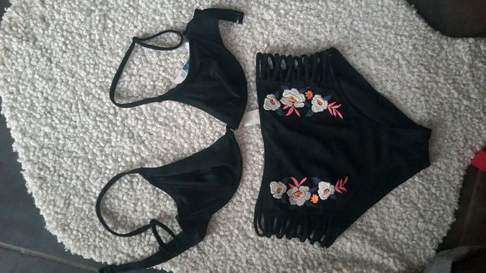 Maillot de bain 2 pieces bas sympa culotte haute hollister S 36 - photo numéro 4