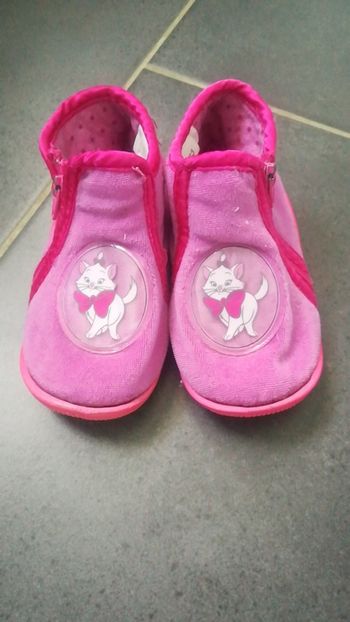 Chaussons roses Les aristochats P. 23