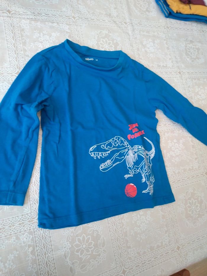 Tee-shirt bleu dinosaure 4 ans