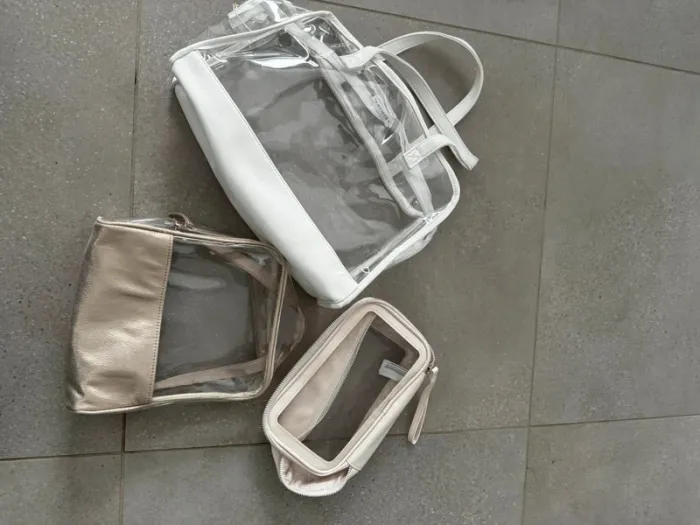 Lot de 3 sacs et pochettes transparentes, bon état mais quelques traces, 34x22cm