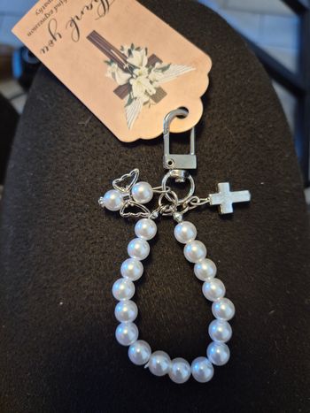 Porte-clé / Bijou de sac perles blanches et croix - Neuf