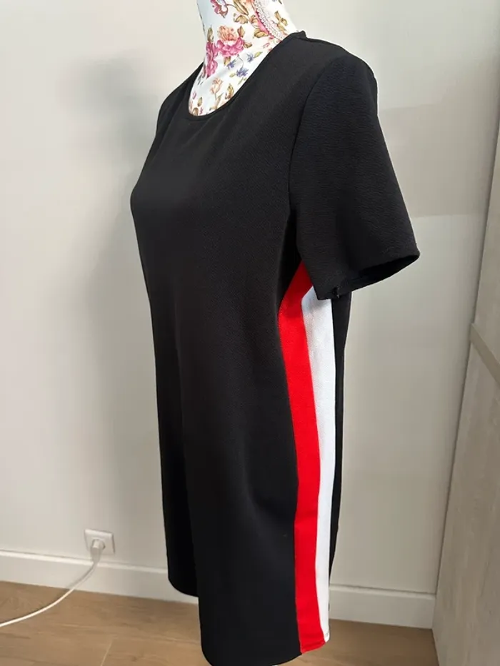 Robe droite noir bande blanche et rouge - photo numéro 2