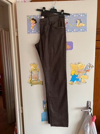 Pantalon marron, taille 42, marque No Excuse.