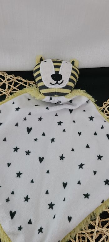 Doudou Plat Lion Tigre Jaune Blanc Noir Etoile Apollo