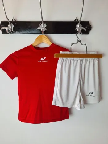 Tenue de foot 5/7 ans blanche et rouge