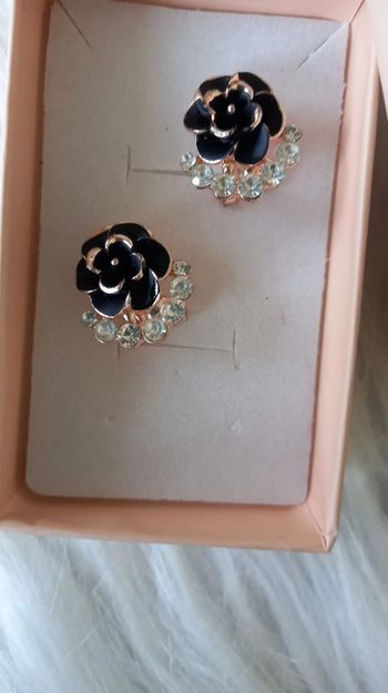 Paire de boucles d'oreilles fleur camélia noire avec pierre  cristal