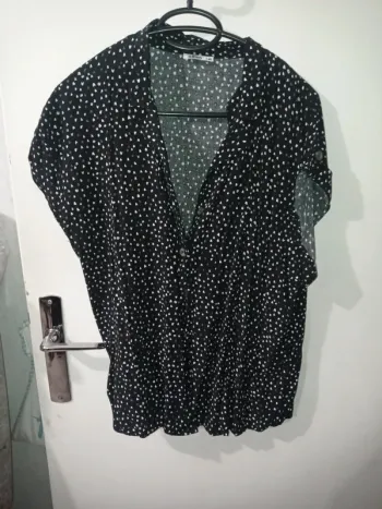 Chemise manches courtes noir avec motifs coeurs