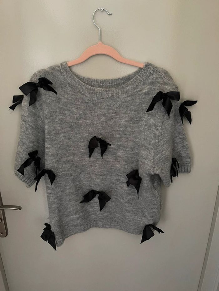 Pull manche courte gris avec nœuds noirs – Taille unique – Neuf jamais porté !