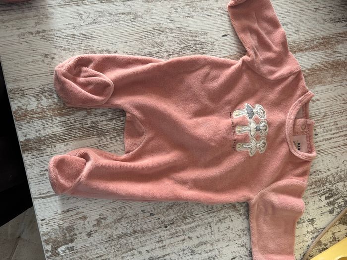 Lot pyjamas  1 mois  fille - photo numéro 10