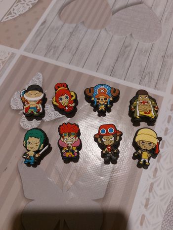 8 pins crocs manga neuf