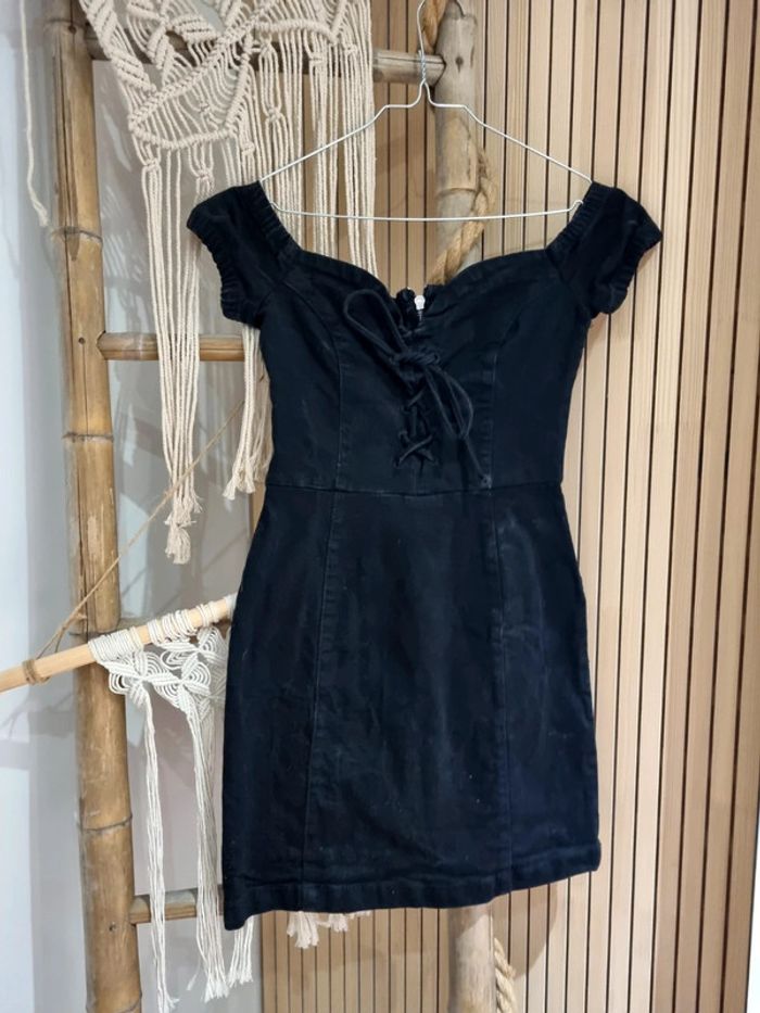 Robe noir epaule denudé