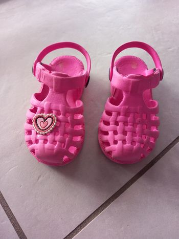 Paire de sandales rose plastique T.20
