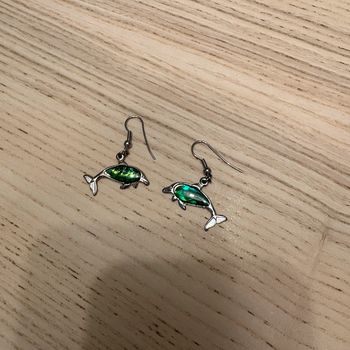 Boucles d’oreilles dauphins • vertes & argentées 🌿