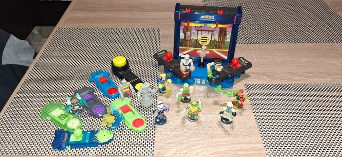 Lot Akedo – Arène + 10 figurines + accessoires