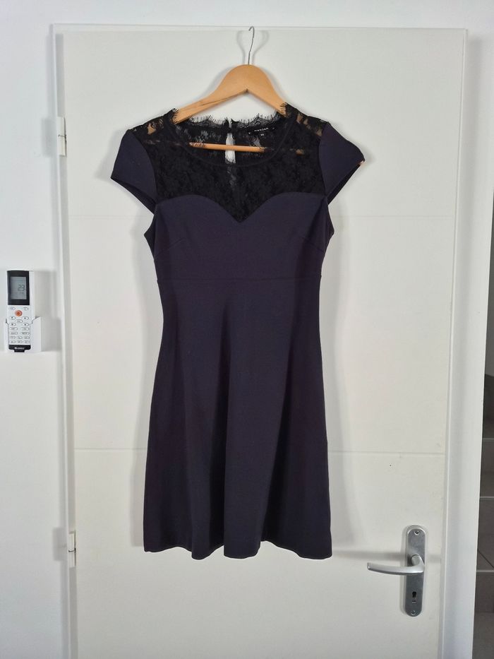 Robe bleu marine avec décolleté en dentelle noir Morgan