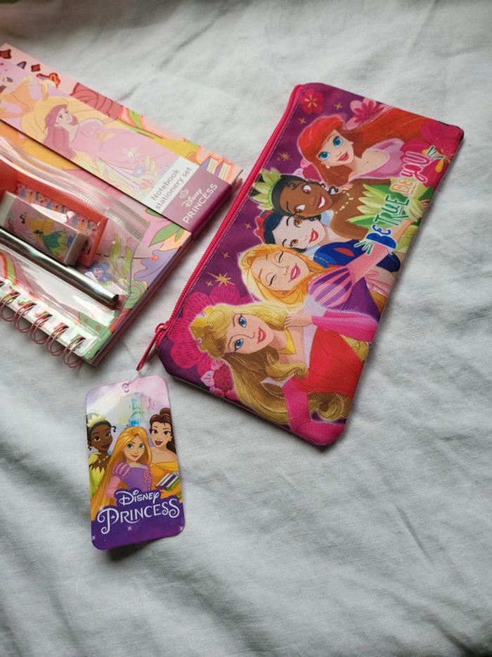 Carnet trousse papeterie princesses Disney - photo numéro 2