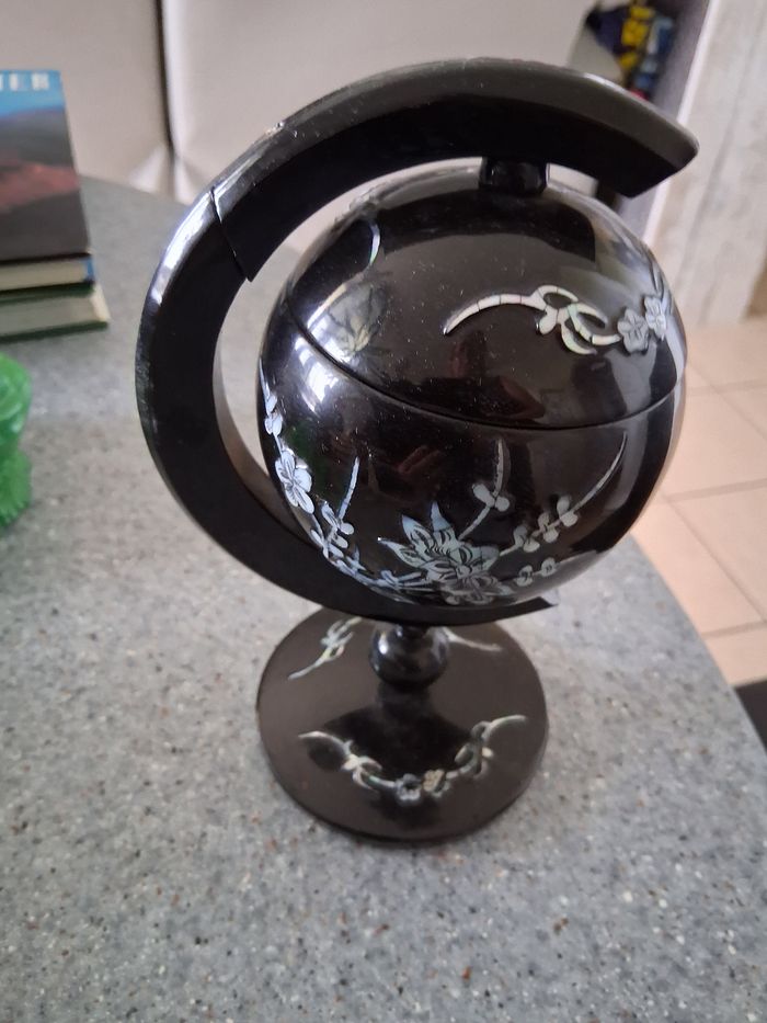 Cendrier " globe motif nacré"  noir et gris
