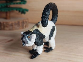 Figurine singe noir et blanc Animal de la savane