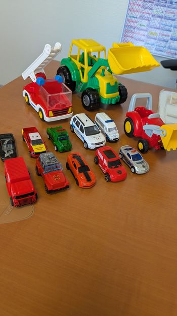 Lot petites voitures + playmobil 123