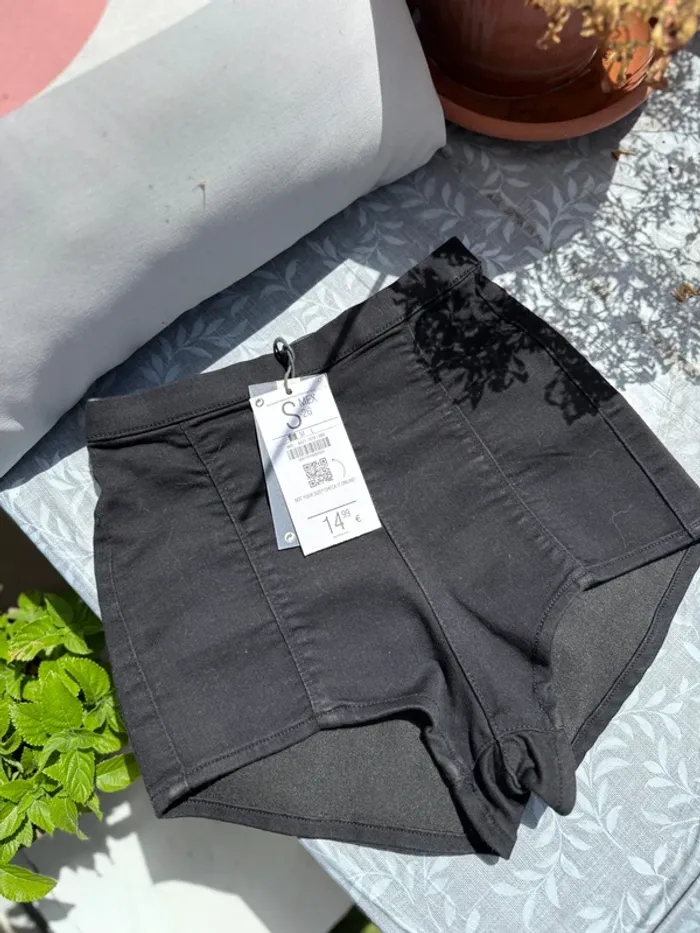 Short noir taille haute