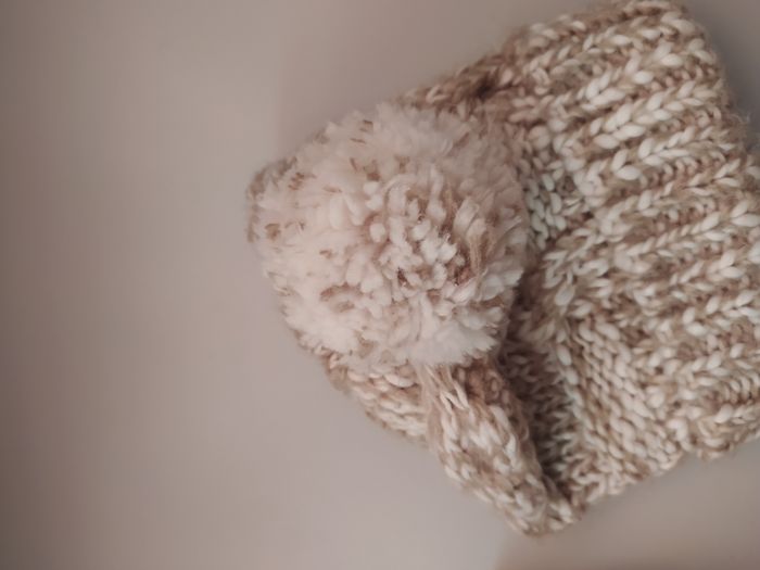 Bonnet effet tricoté blanc et beige à pompon neuf pour femmes - photo numéro 3