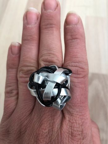 Bague argentée et noire réglable