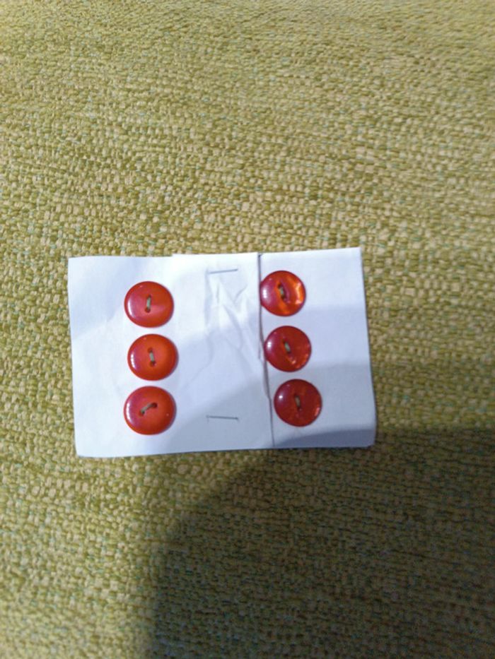 Lot 6 boutons rouge 1.4 cm