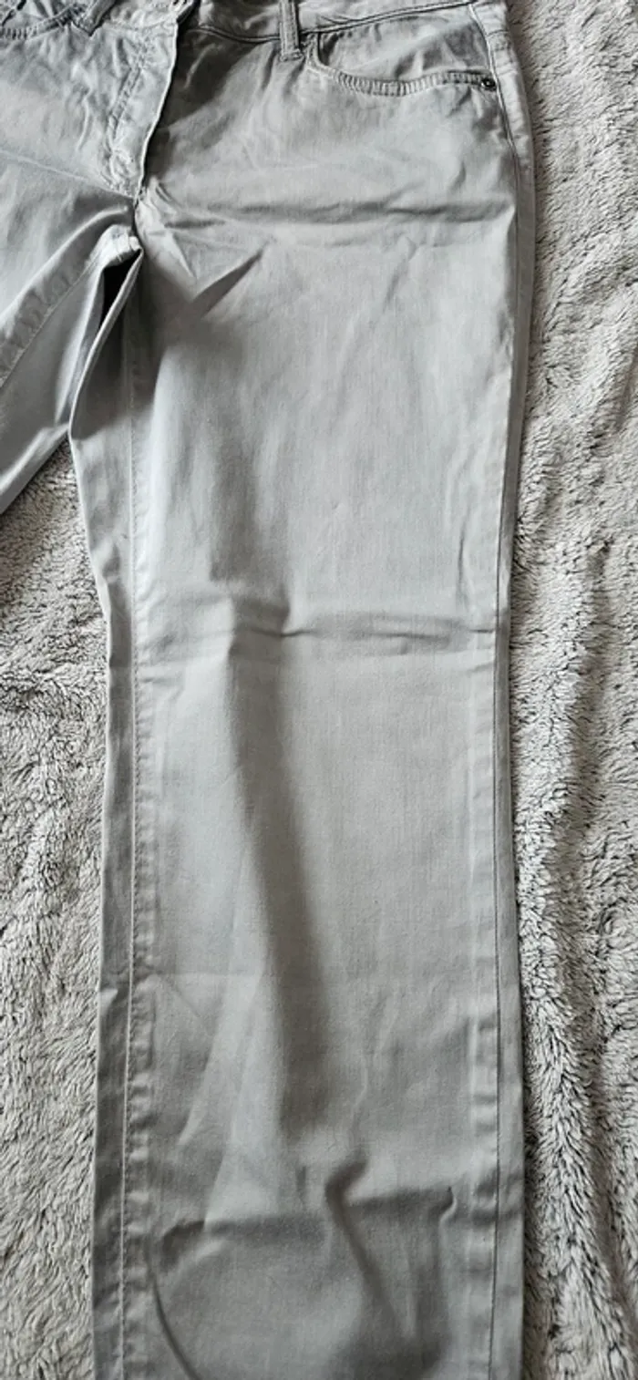 Pantalon gris usé - photo numéro 2