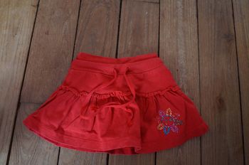Jolie jupe rouge motif soleil en strass taille 2 ans 3€