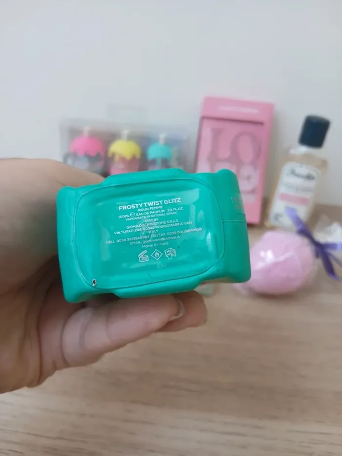 Lot produits de beauté : baumes à lèvres, parfums, savons.. - photo numéro 7