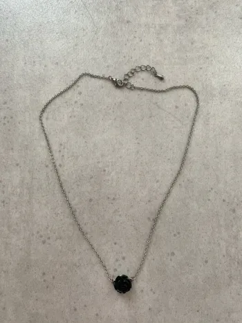 Collier motif rose noir