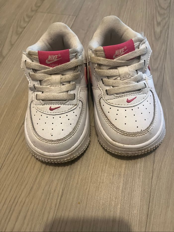 Baskets nike neuve taille 22 - photo numéro 2