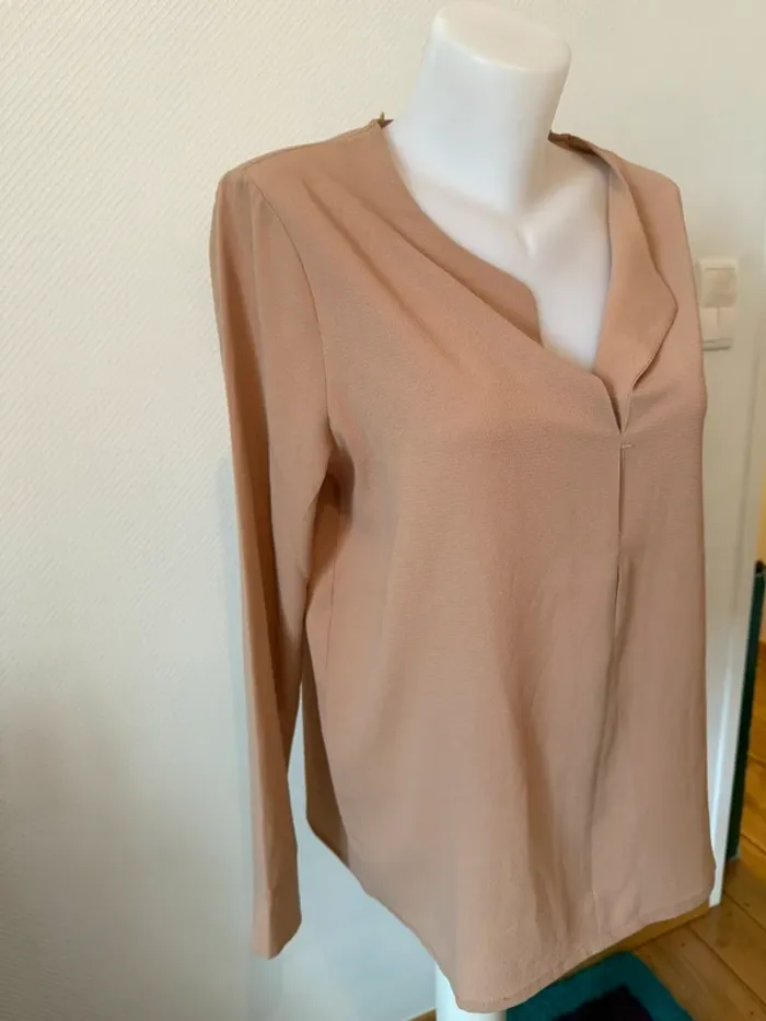 Blouse beige en très bon état taille L Molly bracken - photo numéro 2