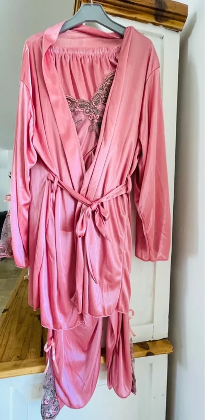 Pyjama déshabillé 3 pièces satiné rose - photo numéro 9