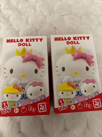 Lot de deux figurines mystère hello kitty