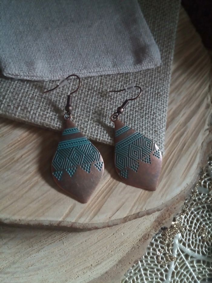Boucles d'oreilles bohèmes métal cuivré patiné gravées