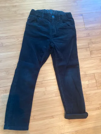 6 ans - pantalon noir matière velours côtelé fin avec élastique de réglage à l’intérieur.