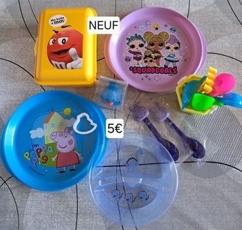 Ensemble assiettes et vaisselle NEUVES pour bébé