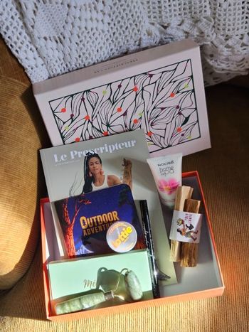 Lot de produits de beauté neuf maquillage crème main et accessoires