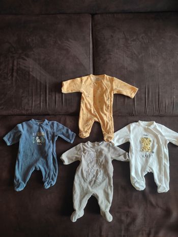 Lot de 4 pyjamas taille 1 mois