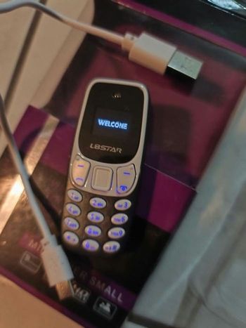 Mini-Téléphone Portable 100%Plastique Pouvant Inclure 2 Carte SIM Neuf Dans Son Emballage D'origine Jamais Servi Étiquette Tout Opérateur Compatible Fourni Avec Un Mini-Chargeur+ Une Carte SIM Neuve Offerte 