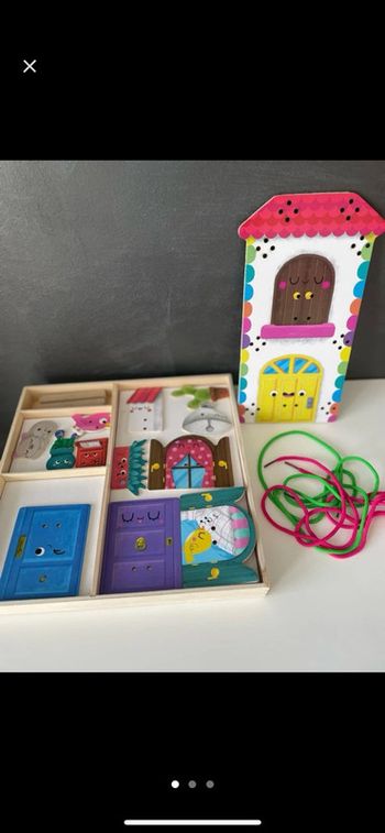 Jouet bois maison avec  lacets