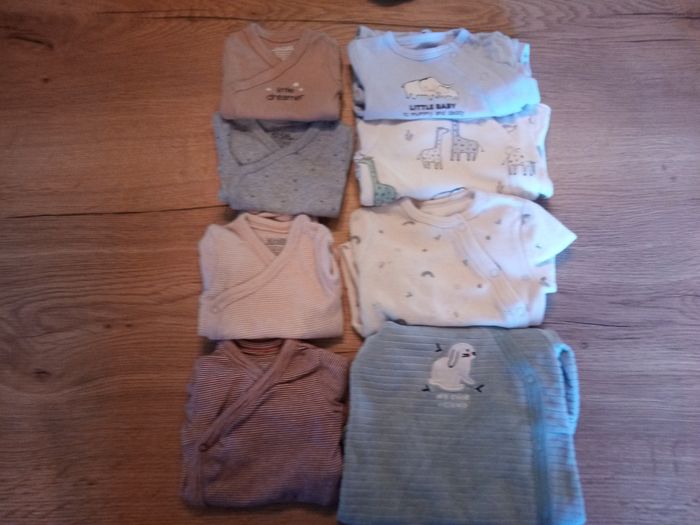 Lot vêtements 0 et 1 mois - photo numéro 3
