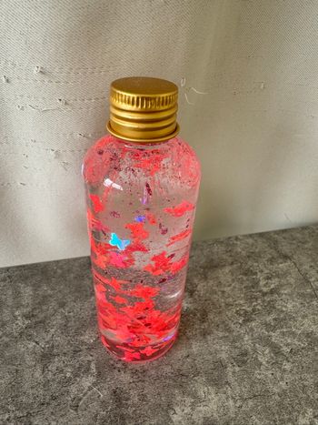 Bouteille sensorielle thème paillettes papillon 