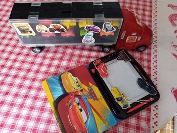 Lot cars livre et camion avec petites voitures