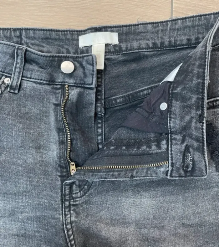 Short en jeans noir déstructuré - photo numéro 4