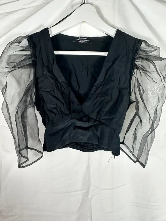 Haut noir Bershka – Chic & tendance avec manches bouffantes transparentes