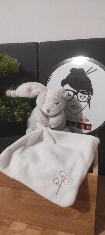 doudou lapin boule gris blanc mouchoir baby nat fleur coton bn0278 toudoux